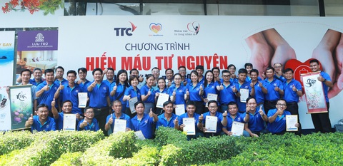 Những hành động từ trái tim đến trái tim- Ảnh 3. Sự hào hứng, rạng rỡ của đội ngũ nhân sự Tổng Công ty Bất động sản Công nghiệp Thành Thành Công khi được góp cho đời một nghĩa cử đẹp. Có những anh chị làm việc tại tỉnh Tây Ninh, Long An, Bình Dương… đã đi từ rất sớm để tham gia chương trình - Ảnh: Đ.H
