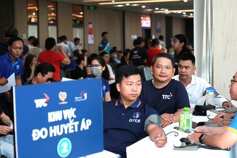Những hành động từ trái tim đến trái tim- Ảnh 6. Anh Trần Hữu Toàn (giữa) đồng hành cùng chương trình “Niềm vui từ lòng nhân ái” 13 lần liên tiếp, chưa kể anh còn thực hiện hiến máu tình nguyện theo lời kêu gọi của địa phương - Ảnh: Đ.H
