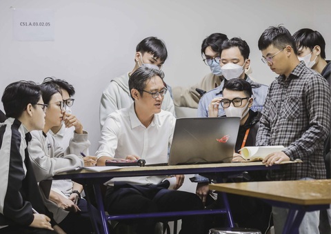 Giảng viên lý thuyết 'chê' giảng viên dạy thực chiến- Ảnh 1. Giờ học của sinh viên ngành kiến trúc Trường đại học Văn Lang luôn gắn với thực hành. Sinh viên thực hiện thiết kế, giảng viên góp ý, chỉnh sửa - Ảnh: N.T.