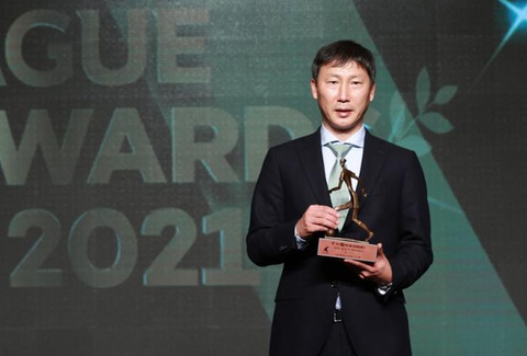 HLV Kim Sang Sik từng nhận giải HLV xuất sắc nhất K-League 2021 - Ảnh: YONHAP HLV Kim Sang Sik từng nhận giải HLV xuất sắc nhất K-League 2021 - Ảnh: YONHAP