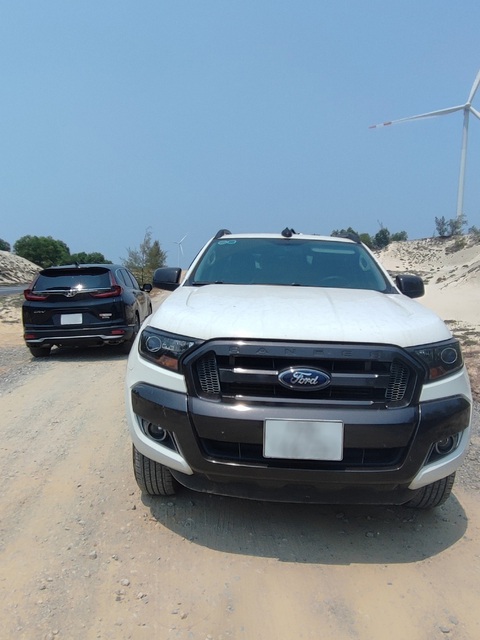 Chủ xe Ford Ranger tốt bụng đã dừng lại và hỗ trợ kéo chiếc Honda CR-V thoát khỏi chỗ lún - Ảnh: NVCC
