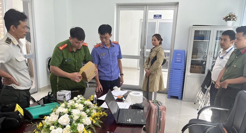 Bốn quả trứng vích ‘đổi’ hai năm tù và hơn một tỉ đồng- Ảnh 1. Các cơ quan chức năng niêm phong năm quả trứng trong đó bốn quả xác định là trứng vích khi xảy ra vụ án - Ảnh: CQCN