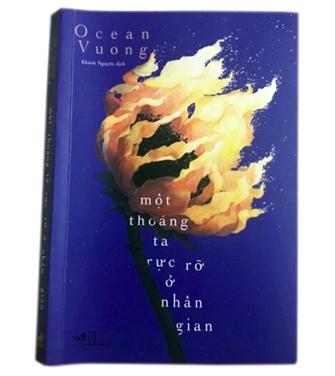 Sách nhạy cảm với học sinh: Cấm hay không cấm, đọc hay không đọc?- Ảnh 1. Sách Một thoáng ta rực rỡ ở nhân gian, Nhà xuất bản Hội Nhà Văn, 2021