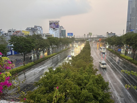 TP.HCM mưa dông nhiều nơi từ sáng sớm, sấm rền vang trời- Ảnh 3. Mưa trên đường Điện Biên Phủ, quận Bình Thạnh (TP.HCM) sáng 4-5 - Ảnh: THANH HIỆP