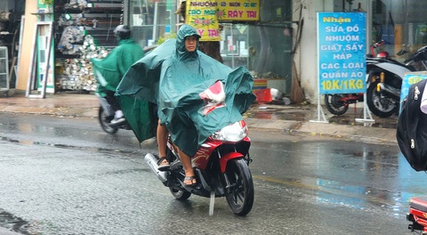 Đêm nay, TP.HCM mưa dông nửa thành phố- Ảnh 1. Từ trưa 4-5, nhiều nơi ở TP.HCM đã có mưa dông, dự báo tối nay mưa tiếp tục xảy ra - Ảnh: NGỌC KHẢI