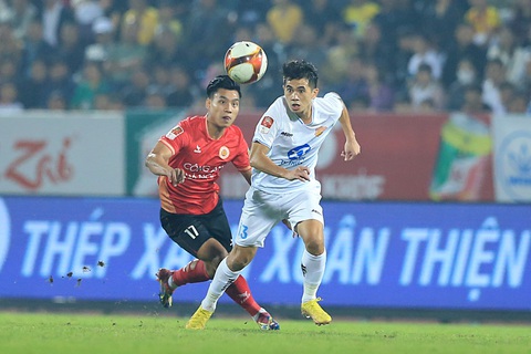 Vòng 16 V-League 2023 - 2024: Bước ngoặt của cuộc đua vô địch- Ảnh 1. CLB Nam Định (phải) cần phải thắng CAHN để tạo ưu thế trong cuộc đua vô địch - Ảnh: H.TÙNG