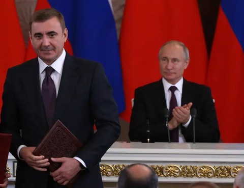 Tổng thống Nga Vladimir Putin (phải) và Thống đốc vùng Tula Alexei Dyumin trong một sự kiện hồi năm 2019 - Ảnh: GETTY IMAGES Tổng thống Nga Vladimir Putin (phải) và Thống đốc vùng Tula Alexei Dyumin trong một sự kiện hồi năm 2019 - Ảnh: GETTY IMAGES