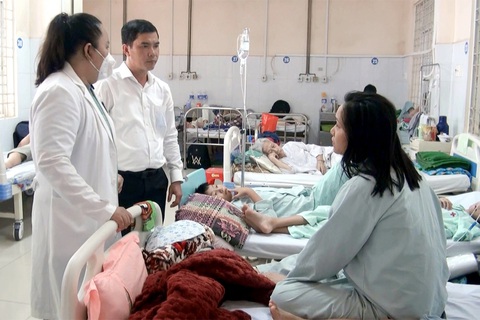 Vụ hàng trăm người ngộ độc sau ăn bánh mì: Bán đầy đường, không thể quản lý?- Ảnh 1. Chủ tịch UBND TP Long Khánh (Đồng Nai) trực tiếp đến bệnh viện kiểm tra, chỉ đạo công tác điều trị cho các bệnh nhân - Ảnh: A.B.