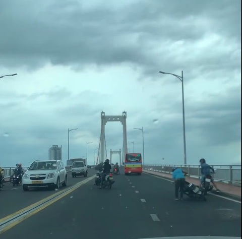 Nhiều xe máy ‘đứng khựng’, té ngã giữa cầu Thuận Phước Đà Nẵng vì gió lớn- Ảnh 4. Một xe máy té ngã, nhiều xe khác loạng choạng khi qua cầu Thuận Phước trưa nay - Ảnh: FB