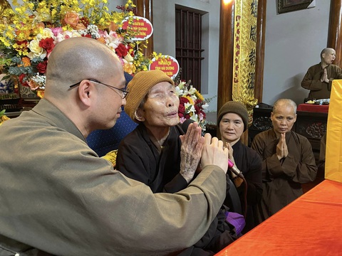 Ni trưởng Thích Đàm Thảo (thứ hai từ trái qua) có lẽ là chiến sĩ Điện Biên Phủ cao tuổi nhất hiện còn sống - Ảnh: Ban TTTT GHPGVN tỉnh Hải Dương Chú thích Ni trưởng Thích Đàm Thảo (thứ hai từ trái qua) có lẽ là chiến sĩ Điện Biên Phủ cao tuổi nhất hiện còn sống - Ảnh: Ban TTTT GHPGVN tỉnh Hải Dương