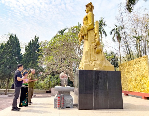 Hoa đã nở trên những hố bom Điện Biên- Ảnh 1. Người dân thường đến thắp hương ở tượng đài Noong Nhai tưởng nhớ những người đã mất - Ảnh: NAM TRẦN