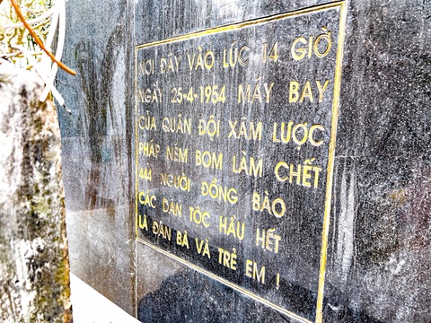 Hoa đã nở trên những hố bom Điện Biên- Ảnh 2. 444 người đồng bào các dân tộc đã mất trong vụ bỏ bom ngày 25-4-1954 - Ảnh: NAM TRẦN