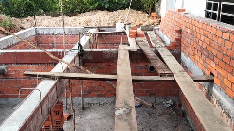 Huyện buộc dừng ngay bơm nước ngầm nuôi lươn, dân lo bị thiệt hại- Ảnh 1. Người dân chưa kịp xây xong hồ xử lý nước sông rạch thì UBND huyện buộc dừng ngay việc lấy nước ngầm nuôi lươn - Ảnh: CHÍ HẠNH