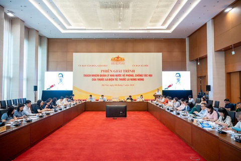Ông Trần Thanh Mẫn: Thuốc lá điện tử pha trộn ma túy diễn biến phức tạp, học sinh hút nhiều- Ảnh 2. Quang cảnh phiên giải trình - Ảnh: GIA HÂN