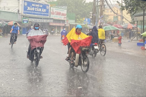 Thời tiết hôm nay 5-5: Mưa nhỏ giọt mấy ngày qua, người dân Nam Bộ mong mưa nhiều hơn- Ảnh 1. Mưa to tại quận 12, TP.HCM sáng 4-5. Dự báo hôm nay 5-5, thời tiết sẽ mưa nhiều hơn - Ảnh: XUÂN MAI