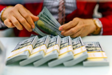 USD tăng giá, nhiều nước đau đầu- Ảnh 1. Việc tỉ giá tăng nóng đã tác động mạnh đến hoạt động thương mại - Ảnh: QUANG ĐỊNH