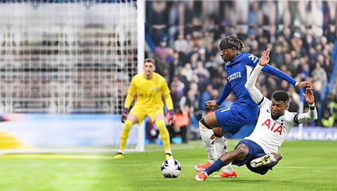 Tottenham lại lỡ cơ hội đổi đời?- Ảnh 1. Tottenham (phải) đối mặt mùa giải thất bại dù có khởi đầu ấn tượng - Ảnh: Reuters