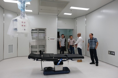 Trung tâm y tế ở đảo Lý Sơn đi vào hoạt động, nhà thầu cho chủ đầu tư nợ 86 tỉ- Ảnh 3. Ngoài xây dựng quy mô 100 giường, Trung tâm Y tế Quân dân y kết hợp đảo Lý Sơn còn được trang bị thiết bị y tế hiện đại đáp ứng khám chữa bệnh - Ảnh: HỮU DANH