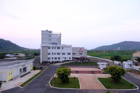 Trung tâm y tế ở đảo Lý Sơn đi vào hoạt động, nhà thầu cho chủ đầu tư nợ 86 tỉ- Ảnh 2. Công trình được xây dựng hiện đại, góp phần nâng cao chất lượng y tế ở Lý Sơn - Ảnh: HỮU DANH