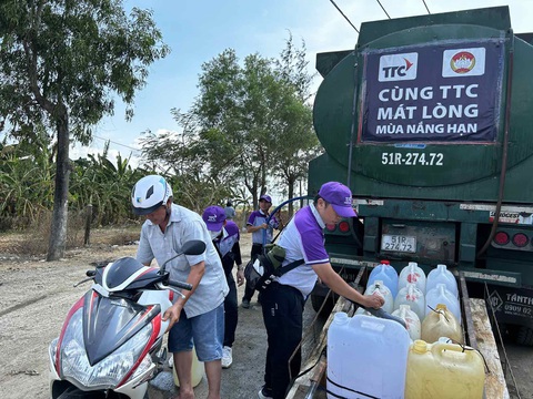 Những hành động từ trái tim đến trái tim- Ảnh 8. Những chuyến xe chở nước sạch đến với bà con vùng hạn mặn - Ảnh: Đ.H