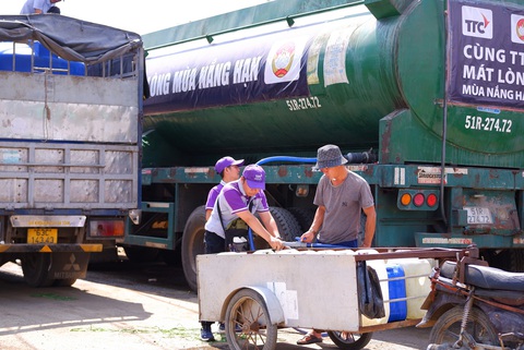 Những hành động từ trái tim đến trái tim- Ảnh 7. Những chuyến xe không chỉ chở nước sạch mà còn chở rất nhiều sự yêu thương của TTC đến bà con vùng hạn mặn - Ảnh: Đ.H