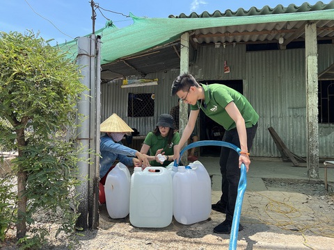 Những hành động từ trái tim đến trái tim- Ảnh 9. Đội ngũ nhân viên của TTC không quản ngại đường xa, nắng nóng, hay ngày lễ, cuối tuần vẫn nhiệt tình phân phối nước sạch đến tận tay người dân - Ảnh: Đ.H