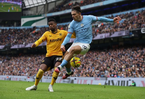 Arsenal chờ đợi phép màu- Ảnh 1. Wolverhampton (trái) từng quật ngã Man City ở lượt đi - Ảnh: Reuters