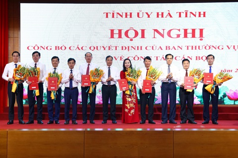 Hà Tĩnh luân chuyển, điều động loạt cán bộ chủ chốt- Ảnh 1. Các cán bộ nhận quyết định điều động, luân chuyển vào sáng 4-5 - Ảnh: H.A