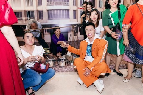 Dàn sao đình đám quy tụ trong đêm live show bạc tỉ của Đàm Vĩnh Hưng- Ảnh 7. Dương Lâm ngồi bệt ăn uống nước giải khát trước khi vào xem live show