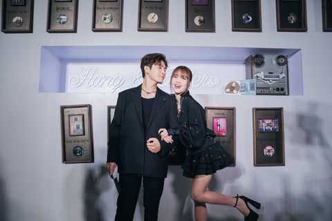 Dàn sao đình đám quy tụ trong đêm live show bạc tỉ của Đàm Vĩnh Hưng- Ảnh 4. Vợ chồng Puka - Gin Tuấn Kiệt tay trong tay đến ủng hộ đàn anh.