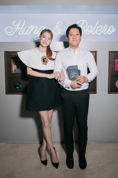 Dàn sao đình đám quy tụ trong đêm live show bạc tỉ của Đàm Vĩnh Hưng- Ảnh 10. Nhã Phương khoe dáng mảnh mai sau hơn nửa năm sinh con trai. Cô tươi cười khoác tay ông xã Trường Giang.