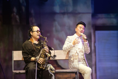 Sự góp mặt của nghệ sĩ saxophone Trần Mạnh Tuấn khiến nhiều khán giả xúc động. Những giai điệu quen thuộc của Thành phố buồn, Xót xa, Ngày buồn, Thương tình nhân vang lên, giọng hát của Mr Đàm càng thêm thăng hoa khi có tiếng kèn lay động lòng người của nghệ sĩ Trần Mạnh Tuấn. Sự góp mặt của nghệ sĩ saxophone Trần Mạnh Tuấn khiến nhiều khán giả xúc động. Những giai điệu quen thuộc của Thành phố buồn, Xót xa, Ngày buồn, Thương tình nhân vang lên, giọng hát của Mr Đàm càng thêm thăng hoa khi có tiếng kèn lay động lòng người của nghệ sĩ Trần Mạnh Tuấn.