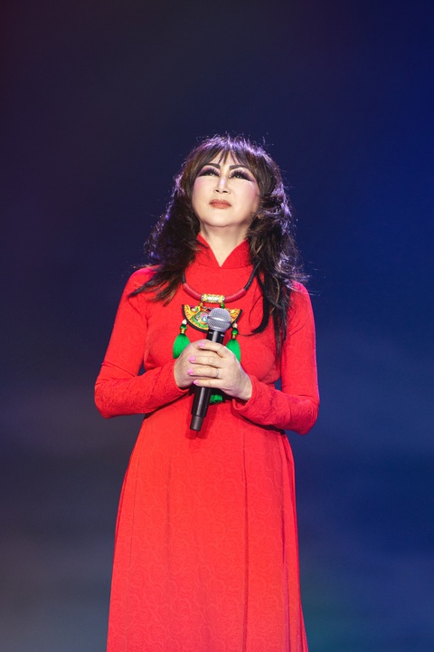 Đàm Vĩnh Hưng xác lập kỷ lục trong live show Ngày em thắp sao trời- Ảnh 5. Đặc biệt, sự xuất hiện của danh ca Lê Uyên khiến nhiều khán giả xúc động bởi lẽ đây là dịp hiếm hoi nữ danh ca trở về Việt Nam biểu diễn.