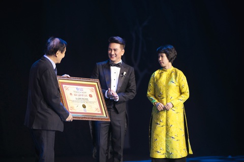 Đàm Vĩnh Hưng xác lập kỷ lục trong live show Ngày em thắp sao trời- Ảnh 1. Đàm Vĩnh Hưng xác lập kỷ lục trong live show Ngày em thắp sao trời- Ảnh 1.