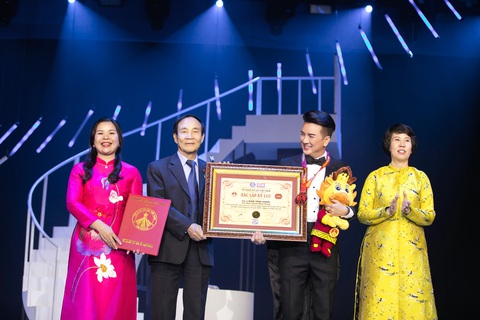 Đàm Vĩnh Hưng xác lập kỷ lục trong live show Ngày em thắp sao trời- Ảnh 2. Đàm Vĩnh Hưng nhận bằng xác lập kỷ lục Việt Nam - Ảnh: Team Kiếng Cận