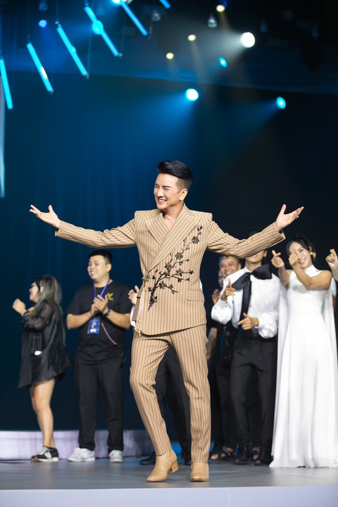 Đàm Vĩnh Hưng xác lập kỷ lục trong live show Ngày em thắp sao trời- Ảnh 16. Đàm Vĩnh Hưng xác lập kỷ lục trong live show Ngày em thắp sao trời- Ảnh 16.