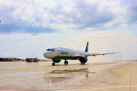 Khánh Hòa đón chuyến bay chở du khách Uzbekistan đầu tiên trong năm- Ảnh 3. Nghi thức phun vòi rồng chào đón phi cơ hạ cánh xuống sân bay quốc tế Cam Ranh - Ảnh: MINH CHIẾN