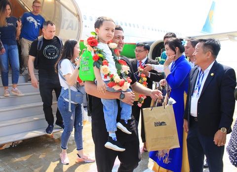 Khánh Hòa đón chuyến bay chở du khách Uzbekistan đầu tiên trong năm- Ảnh 2. Các du khách Uzbekistan nhận những vòng hoa, phần quà chào đón từ ngành du lịch địa phương - Ảnh: MINH CHIẾN