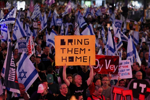 Người biểu tình Israel đòi giải thoát con tin ở Tel Aviv ngày 4-5 - Ảnh: REUTERS Người biểu tình Israel đòi giải thoát con tin ở Tel Aviv ngày 4-5 - Ảnh: REUTERS
