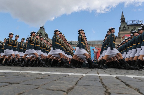 Nga sắp duyệt binh lớn, binh sĩ đang chiến đấu ở Ukraine tham gia- Ảnh 4. Các nữ quân nhân Nga bước đều trong buổi tổng duyệt lễ duyệt binh - Ảnh: REUTERS