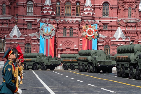 Nga sắp duyệt binh lớn, binh sĩ đang chiến đấu ở Ukraine tham gia- Ảnh 6. Các hệ thống tên lửa đất đối không tầm xa S-300 diễu hành ngang quảng trường Đỏ - Ảnh: REUTERS