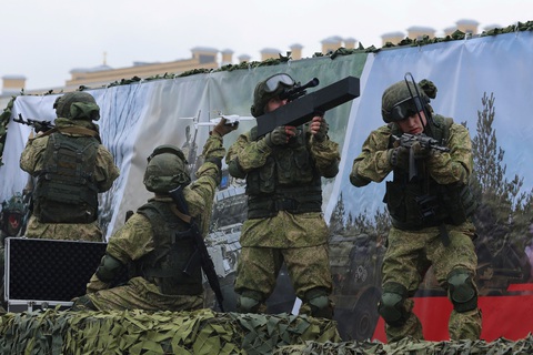 Nga sắp duyệt binh lớn, binh sĩ đang chiến đấu ở Ukraine tham gia- Ảnh 10. Màn tái hiện khung cảnh chiến trường với các loại vũ khí như súng và máy bay không người lái (drone) ở buổi tổng duyệt tại Saint Petersburg - Ảnh: REUTERS