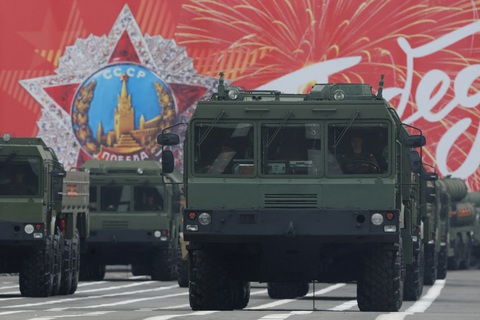 Nga sắp duyệt binh lớn, binh sĩ đang chiến đấu ở Ukraine tham gia- Ảnh 11. Một số phương tiện quân sự sẽ xuất hiện trong lễ duyệt binh ở Saint Petersburg - Ảnh: REUTERS
