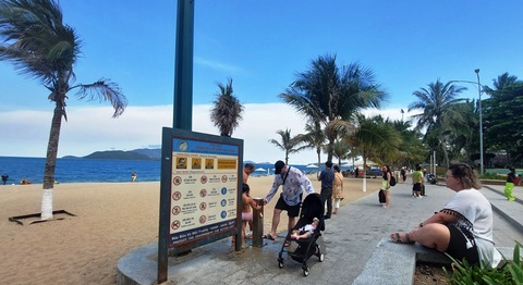 Không có quy định cấp phép thả diều bên biển Nha Trang- Ảnh 2. Bảng nội quy công viên bờ biển TP Nha Trang, trong đó có quy định cấm thả diều - Ảnh: PHAN SÔNG NGÂN