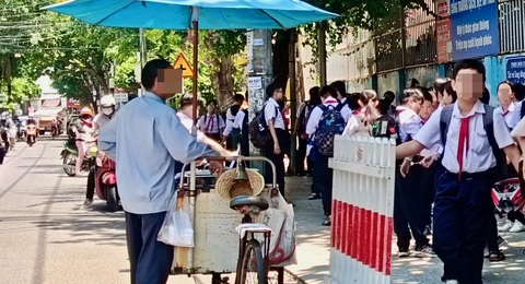 Một người bán kem dạo trước cổng trường học ở TP Nha Trang (Khánh Hòa) - Ảnh: M.C. (chụp đầu tháng 4-2024) Một người bán kem dạo trước cổng trường học ở TP Nha Trang (Khánh Hòa) - Ảnh: M.C. (chụp đầu tháng 4-2024)