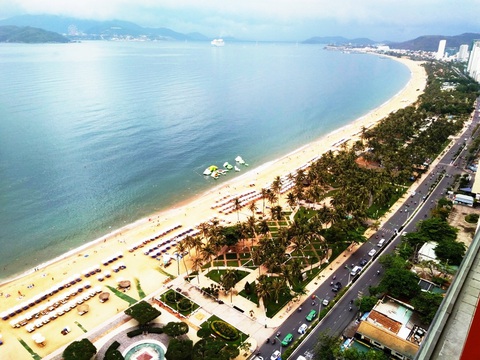 Không có quy định cấp phép thả diều bên biển Nha Trang- Ảnh 1. Hiện nay toàn bộ khu vực công viên bờ biển Nha Trang đều bị cấm thả diều theo nội quy do UBND TP Nha Trang ban hành từ tháng 10-2015 - Ảnh: PHAN SÔNG NGÂN