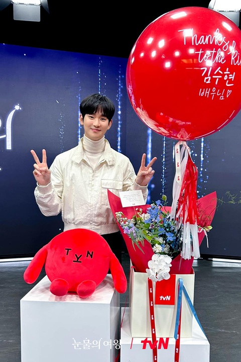 Kim Soo Hyun lộ hint hẹn hò Kim Ji Won- Ảnh 1. Kim Soo Hyun trong tập đặc biệt đầu tiên