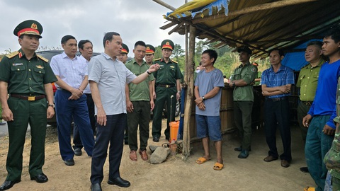 Phó thủ tướng ấn tượng việc 1 kiểm lâm đi 370km/tháng để bảo vệ rừng- Ảnh 2. Phó thủ tướng Trần Lưu Quang thị sát công tác bảo vệ rừng tại Vườn quốc gia Chư Mom Ray - Ảnh: H.Q.
