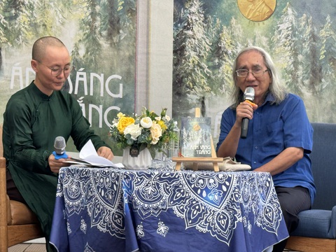 Văn chương của tác gia Nobel Jon Fosse là sự thanh tẩy tâm hồn- Ảnh 1. Nhà văn Nhật Chiêu chia sẻ với bạn đọc về tác phẩm của Jon Fosse - Ảnh: HỒ LAM