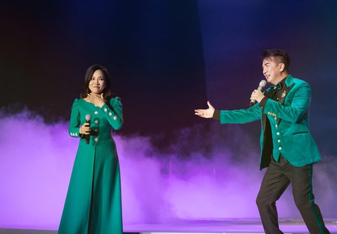 Đàm Vĩnh Hưng gọi Mỹ Linh là thầy - Ảnh: KIẾNG CẬN TEAM Đàm Vĩnh Hưng gọi Mỹ Linh là thầy